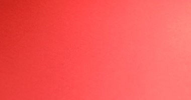 Kırmızı arka plana kadife hediye kutusu koyan kadın, yakın plan. Sevgililer Günü