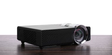 Beyaz arkaplana karşı ahşap tabloda modern video projektörü