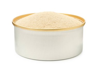 Kuru maya beyaz kasede izole edilmiş.