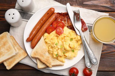 Tahta masada servis edilen lezzetli omletle nefis bir kahvaltı.