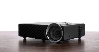 Beyaz arkaplana karşı ahşap tabloda modern video projektörü