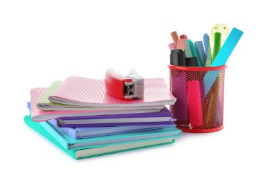 Ev ödevi. Renkli not defterleri ve beyaz üzerine izole edilmiş diğer kağıtlar yığını