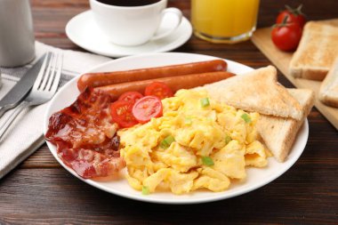 Lezzetli omletle nefis bir kahvaltı, ahşap masada servis edilir, yakın plan.