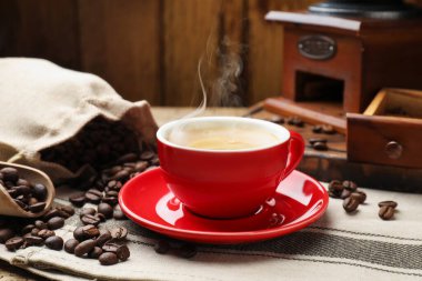 Kahve aromalı kahve, fasulye ve öğütücü masaya, yakın plan.