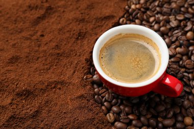 Aromatik kahve, öğütülmüş kahve ve fasulye, yakın plan.