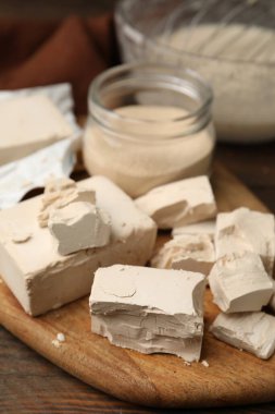 Ahşap masa üzerinde farklı tür maya ve karışım, yakın plan.