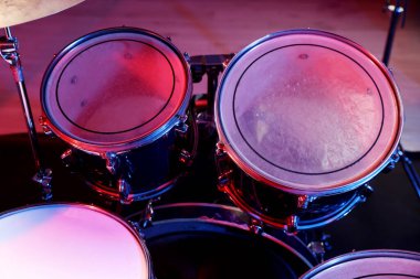 Stüdyoda renkli davul seti, yakın çekim.