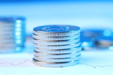 Bulanık arkaplana karşı haritada para yığınları, yakın plan