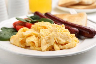 Lezzetli omlet ile lezzetli kahvaltı beyaz ahşap masada servis edilir, yakın plan.