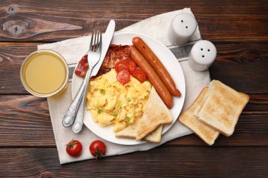 Tahta masada servis edilen lezzetli omletle nefis bir kahvaltı.