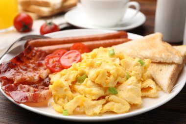 Lezzetli omletle nefis bir kahvaltı, ahşap masada servis edilir, yakın plan.