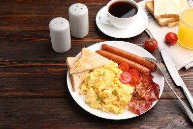 Lezzetli omletle nefis bir kahvaltı, ahşap masada servis edilir, yakın plan. Metin için boşluk