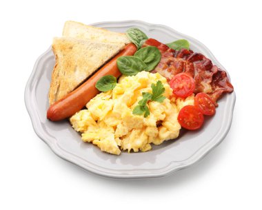 Lezzetli bir kahvaltı. Lezzetli çırpılmış yumurta, pastırma, sosis ve domatesler beyaz üzerine izole edilmiş.