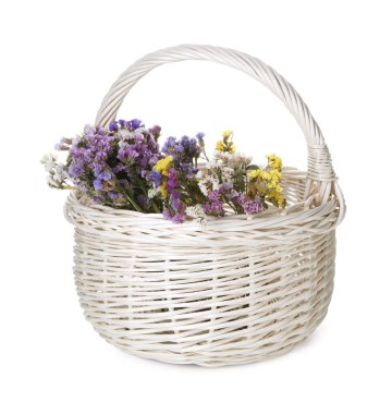 Beyaz tenli güzel çiçeklerle dolu bir sepet.