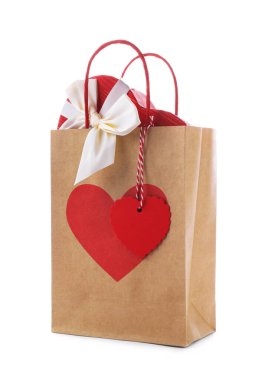 İçinde kalp ve hediye paketi olan kağıt torba beyaza izole edilmiş. Sevgililer Günü