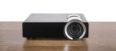 Beyaz arkaplana karşı ahşap tabloda modern video projektörü