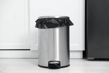 Mutfakta plastik torba olan çöp kutusu.