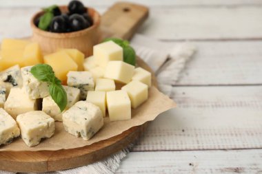 Farklı peynir, zeytin ve fesleğenle servis masası, yakın çekim. Metin için boşluk