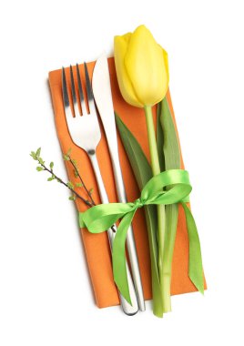 Paskalya kutlaması. Çiçek dekoru beyaz, üst görünümde izole edilmiş şenlik masası.