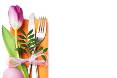 Paskalya kutlaması. Çiçek desenli ve beyaz renkte yumurta renginde bir ziyafet masası.