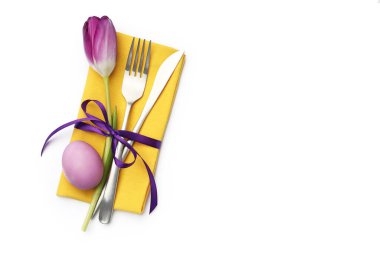 Paskalya kutlaması. Çiçek desenli ve beyaz renkte yumurta renginde bir ziyafet masası.