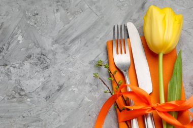 Paskalya sofrası. Gri arka planda lalesi olan güzel gümüş takımlar, yakın plan. Metin için boşluk