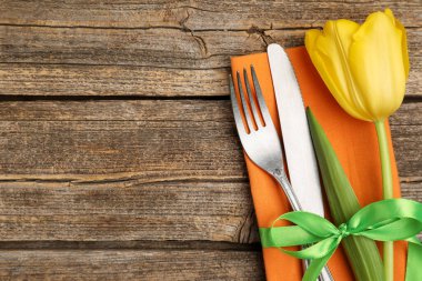 Paskalya sofrası. Ahşap arka planda lalesi olan güzel gümüş takımlar, üst manzara. Metin için boşluk