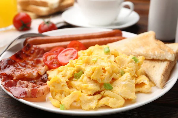 Lezzetli omletle nefis bir kahvaltı, ahşap masada servis edilir, yakın plan.