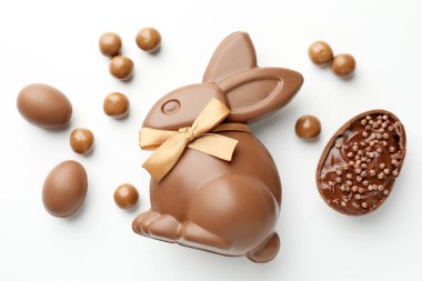 Beyaz arka planda çikolatalı Paskalya tavşanı ve yumurtalar.