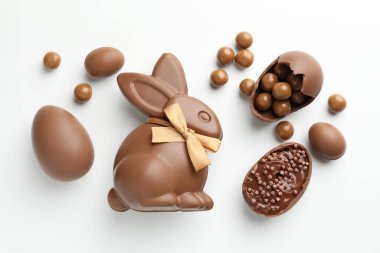 Beyaz arka planda çikolatalı Paskalya tavşanı ve yumurtalar.