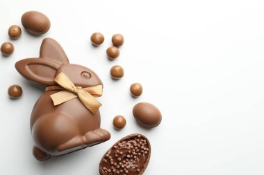 Beyaz arka planda çikolatalı Paskalya tavşanı ve yumurtalar. Metin için boşluk