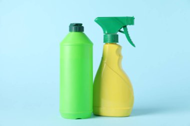 Plastik ambalaj. Açık mavi arka planda Deterjan şişeleri, yakın plan