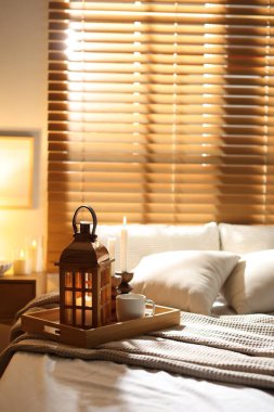 İçinde yanan mumlar ve sıcak içeceklerle dolu güzel bir Noel feneri. Metin için boşluk