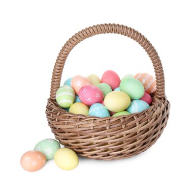 Beyaz üzerinde boyanmış Paskalya yumurtaları olan sepet.