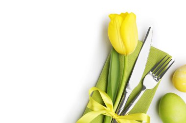 Paskalya kutlaması. Çiçek dekoru ve beyaza izole edilmiş boyanmış yumurtalar, üst manzara.