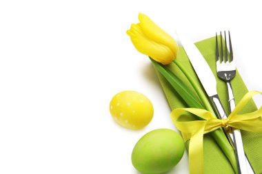 Paskalya kutlaması. Çiçekli masa dekorları ve beyaza izole edilmiş yumurtalar.