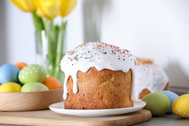 Lezzetli Paskalya pastası ve ahşap masaya boyanmış yumurtalar, yakın plan.