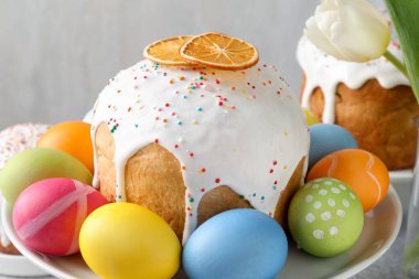 Lezzetli Paskalya pastaları ve boyalı yumurtalar, yakın plan.