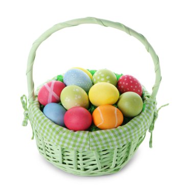 Paskalya sepeti beyaza boyanmış yumurtalar.