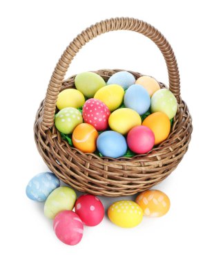 Paskalya sepeti beyaza boyanmış yumurtalar.