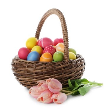 Paskalya sepeti boyalı yumurtalar ve beyaz üzerinde izole edilmiş güzel laleler.
