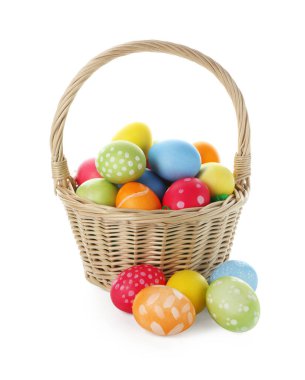 Paskalya sepeti beyaza boyanmış yumurtalar.