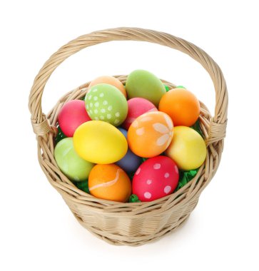 Paskalya sepeti beyaza izole edilmiş boyanmış yumurtalar.