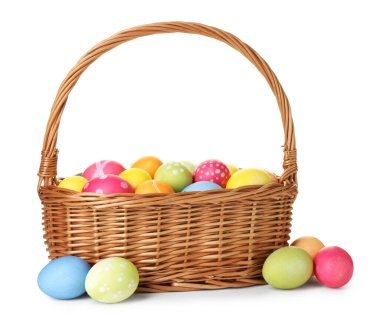 Hasır sepetteki boyanmış Paskalya yumurtaları beyaza izole edilmiş.