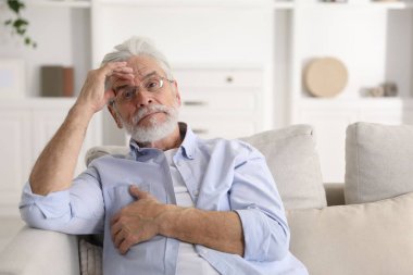 Hafıza kaybı. Kıdemli adam evde bir şeyler hatırlamaya çalışıyor, mesaj için yer var.