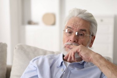 Hafıza kaybı. Kıdemli adam evde bir şeyler hatırlamaya çalışıyor, mesaj için yer var.