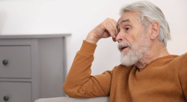 Hafıza kaybı. Kıdemli adam evde bir şeyler hatırlamaya çalışıyor, mesaj için yer var.