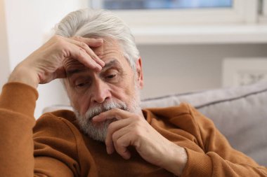 Hafıza kaybı. Kıdemli adam evde bir şeyler hatırlamaya çalışıyor.