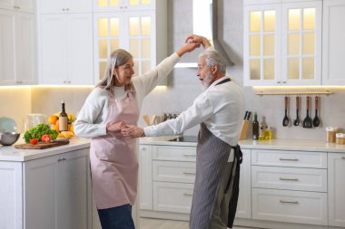 Mutfakta yemek yaparken dans mutlu üst düzey Çift