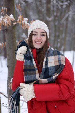 Karlı ormandaki güzel kadın portresi